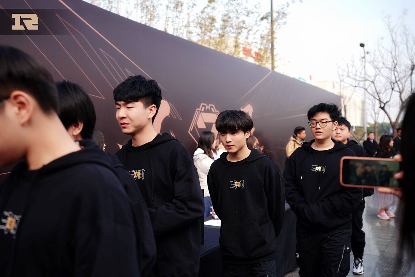 爱游戏RNG教练压力巨大！，德约科维奇遭遇十二持续失利上演精彩一战的简单介绍